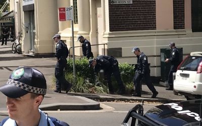 Australian security officials searching the premises (Source: Australian Jewish News' Twitter account)