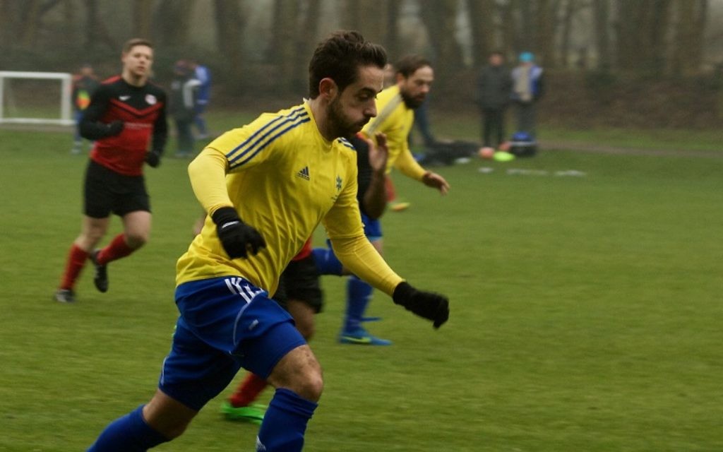 Lee Cash scored a hat-trick as North London Raiders moved closer to the Division One title