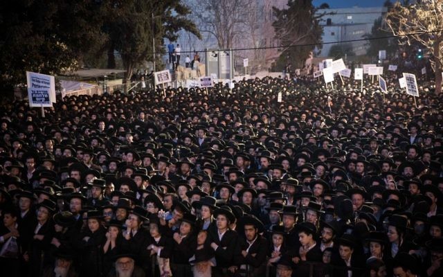 Thousands of ultra orthodox Jews protest the arrest of ultra-Orthodox draft dodgers