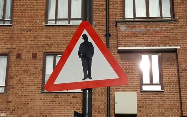 The 'Beware of Jews' sign which was fixed onto a lamppost in Stamford Hill (Credit: Shomrim on Twitter)