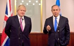 Boris Johnson (l) shaking Benjamin Netanyahu's hand (r) during their meeting in Jerusalem  in 2017