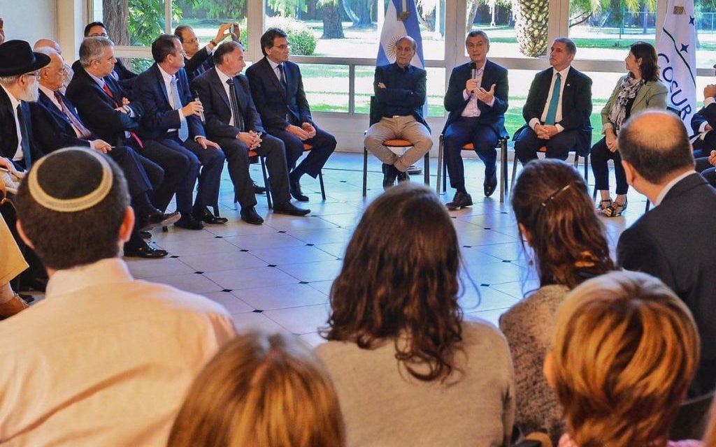 The Argentinian president tweeted about the visit to his more than 3,741.000 followers: “After 25 years we remember the victims of the painful terrorist attack to the Israeli embassy with relatives and survivors.”