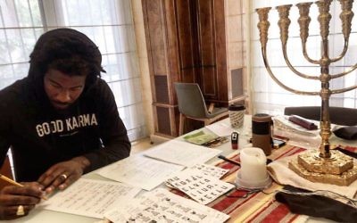 Picture of Amar’e Stoudemire studying hebrew, which he posted on social media