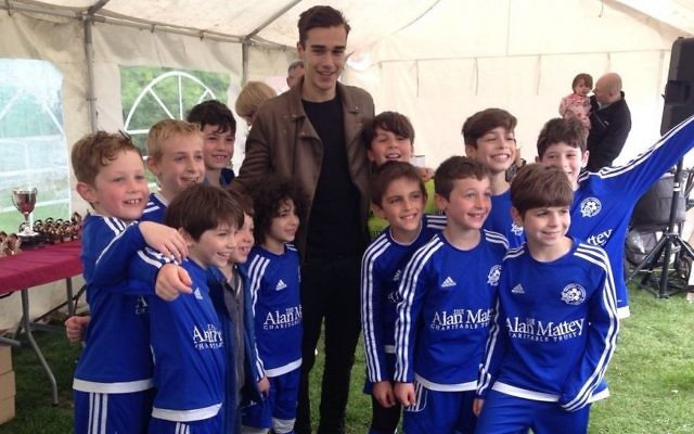 Spurs star Harry Winks presents Lions U9's with their trophy