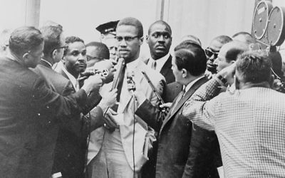 Pressman, centre right, side to the camera, in front of Malcolm X at a 1964 press conference