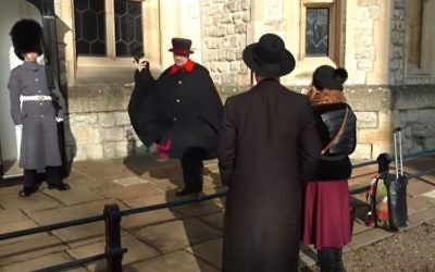 Screenshot from the Youtube video of the Jewish couple being told off by the Beefeater