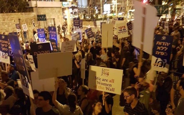 'Women of the Wall' protest outside Benjamin Netanyahu's house in Jerusalem
