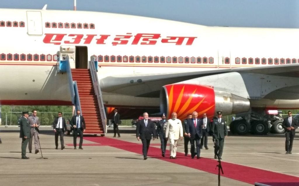 Narendra Modi with Israeli leader Benjamin Netanyahu