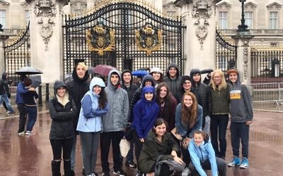 Jewish Community High School of the Bay students outside Buckingham Palace during their UK visit, ahead of their Fringe performance (Credit: Jewish Community High School of the Bay  on Facebook)
