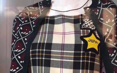 The dress in question features a five pointed star. 

Picture credit: Facebook page of 'Jewish Chick' - @JewishChick