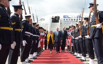 Israeli prime minister Benjamin Netanyahu and his wife Sara arrive in the Argentinian capital, during his official state visit 
Photo by Avi Ohayon/GPO via JINIPIX