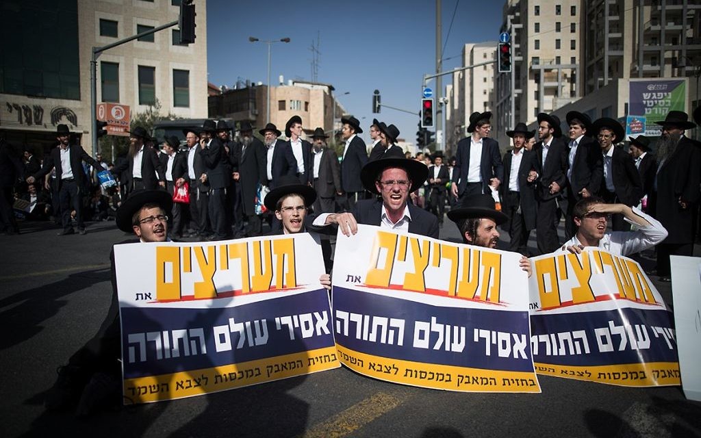 Ultra Orthodox Jewish men are being arrested by Israeli police as they block a road during a protest in Jerusalem, Israel, 19 October 2017.  

 Photo by: JINIPIX