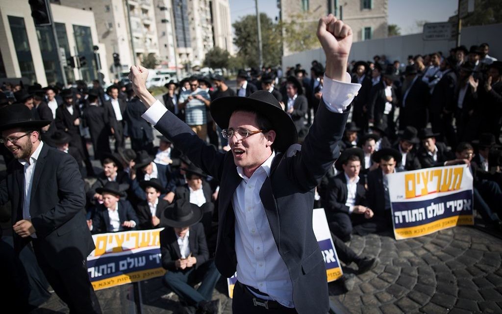 Ultra Orthodox Jewish men are being arrested by Israeli police as they block a road during a protest in Jerusalem, Israel, 19 October 2017.  

 Photo by: JINIPIX