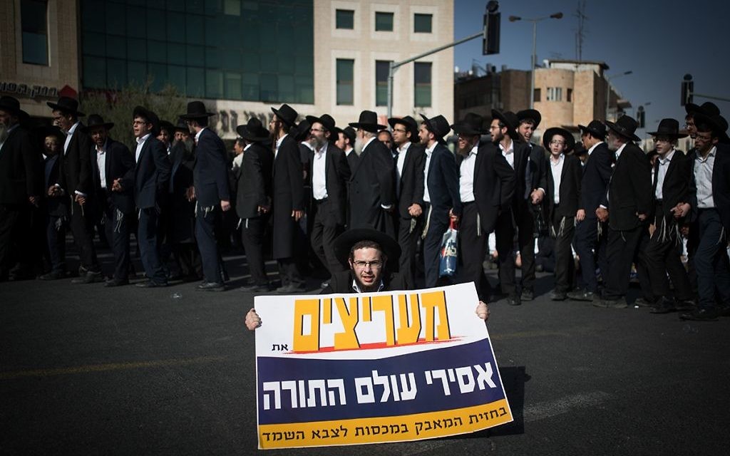 Ultra Orthodox Jewish men are being arrested by Israeli police as they block a road during a protest in Jerusalem, Israel, 19 October 2017.  

 Photo by: JINIPIX