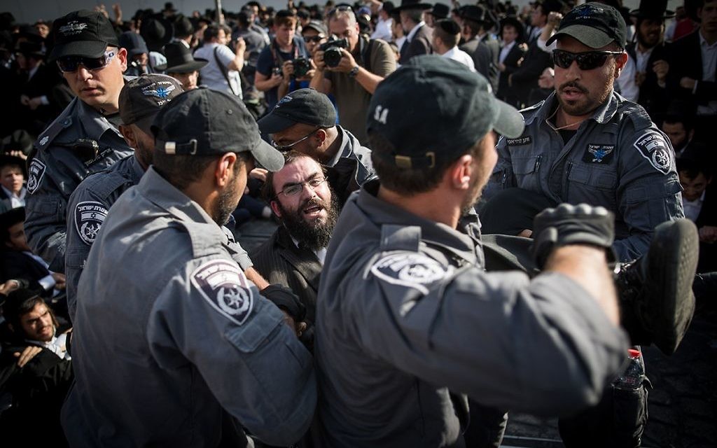 Ultra Orthodox Jewish men are being arrested by Israeli police as they block a road during a protest in Jerusalem, Israel, 19 October 2017.  

 Photo by: JINIPIX