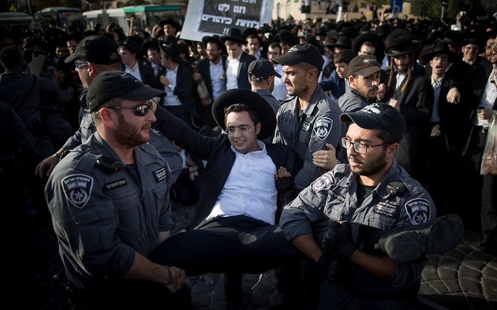 Ultra Orthodox Jewish men are being arrested by Israeli police as they block a road during a protest in Jerusalem, Israel, 19 October 2017.  

 Photo by: JINIPIX