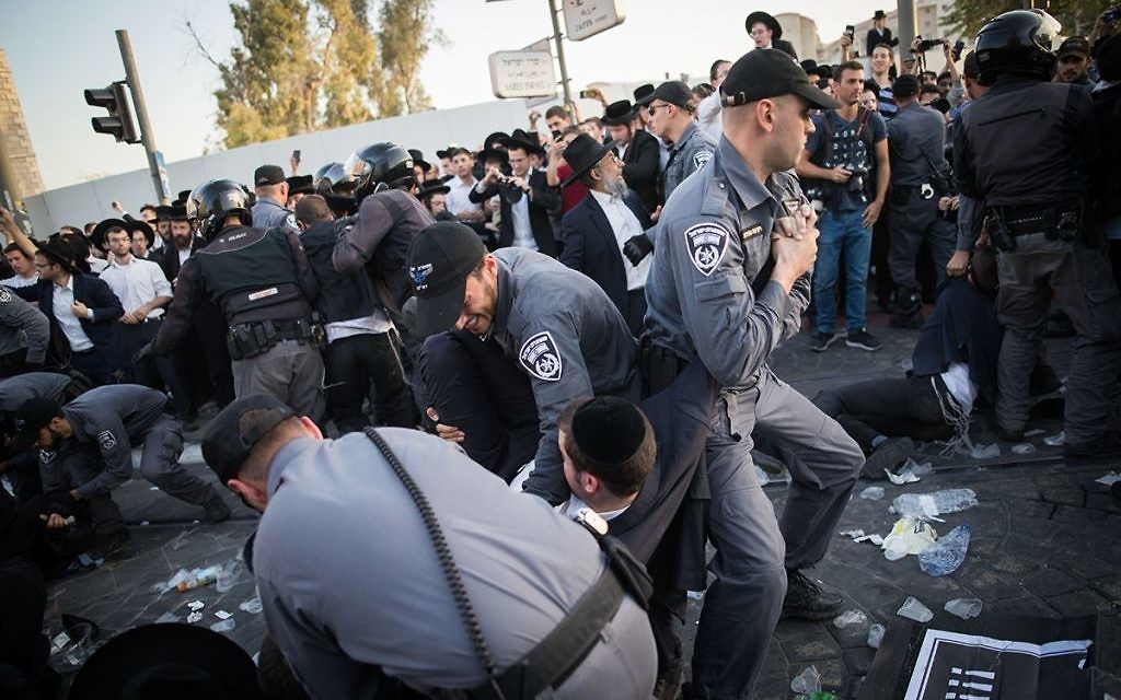 Ultra Orthodox Jewish men are being arrested by Israeli police as they block a road during a protest in Jerusalem, Israel, 19 October 2017.  

 Photo by: JINIPIX