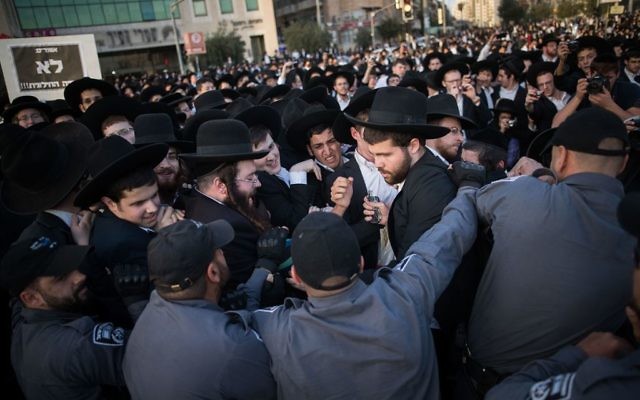 Ultra Orthodox Jewish men are being arrested by Israeli police as they block a road during a protest in Jerusalem, Israel, 19 October 2017.  

 Photo by: JINIPIX