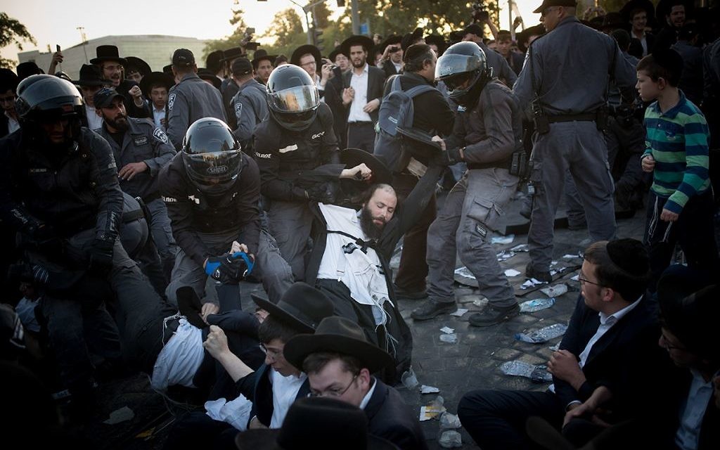 Ultra Orthodox Jewish men are being arrested by Israeli police as they block a road during a protest in Jerusalem, Israel, 19 October 2017.  

 Photo by: JINIPIX