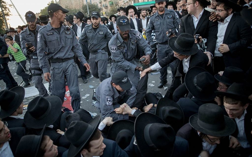 Ultra Orthodox Jewish men are being arrested by Israeli police as they block a road during a protest in Jerusalem, Israel, 19 October 2017.  

 Photo by: JINIPIX