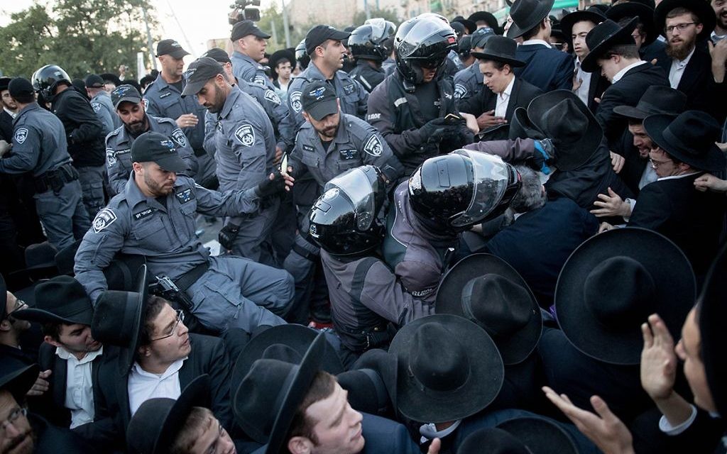 Ultra Orthodox Jewish men are being arrested by Israeli police as they block a road during a protest in Jerusalem, Israel, 19 October 2017.  

 Photo by: JINIPIX