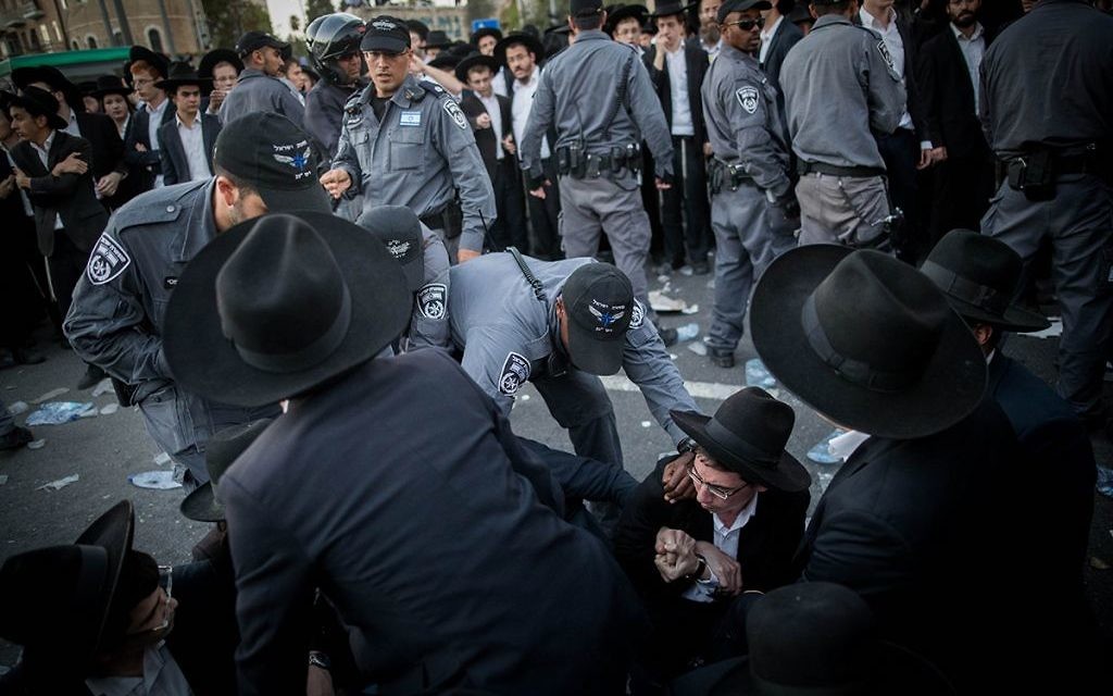 Ultra Orthodox Jewish men are being arrested by Israeli police as they block a road during a protest in Jerusalem, Israel, 19 October 2017.  

 Photo by: JINIPIX
