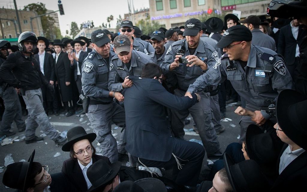 Ultra Orthodox Jewish men are being arrested by Israeli police as they block a road during a protest in Jerusalem, Israel, 19 October 2017.  

 Photo by: JINIPIX