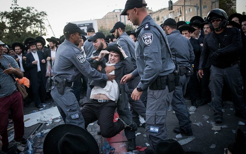 Ultra Orthodox Jewish men are being arrested by Israeli police as they block a road during a protest in Jerusalem, Israel, 19 October 2017.  

 Photo by: JINIPIX