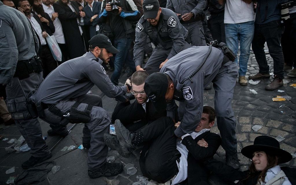 Ultra Orthodox Jewish men are being arrested by Israeli police as they block a road during a protest in Jerusalem, Israel, 19 October 2017.  

 Photo by: JINIPIX