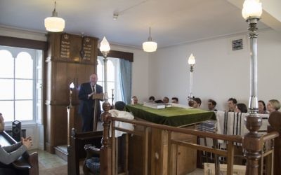 Chief Rabbi  Mirvis addressing Aberdeen Synagogue