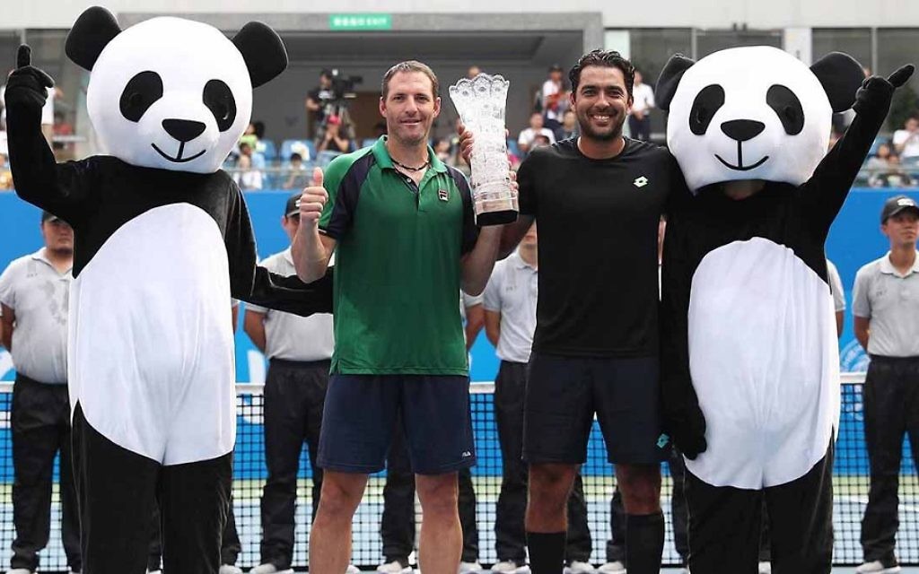 Erlich (left) and Qureshi celebrate their win