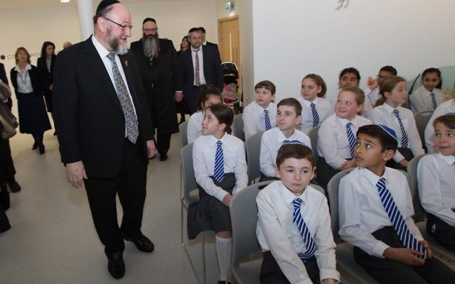 Chief Rabbi Ephraim Mirvis meets students at the new school