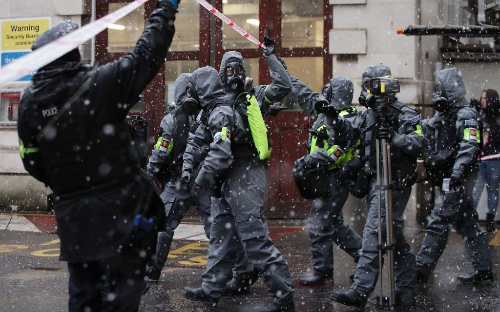 Members of the police, fire brigade and ambulance service during a joint exercise to test their response to a ÔHAZMATÕ type ncident involving a hazardous substance, at the Israeli Embassy in Kensington, London. 

Photo credit: Yui Mok/PA Wire
