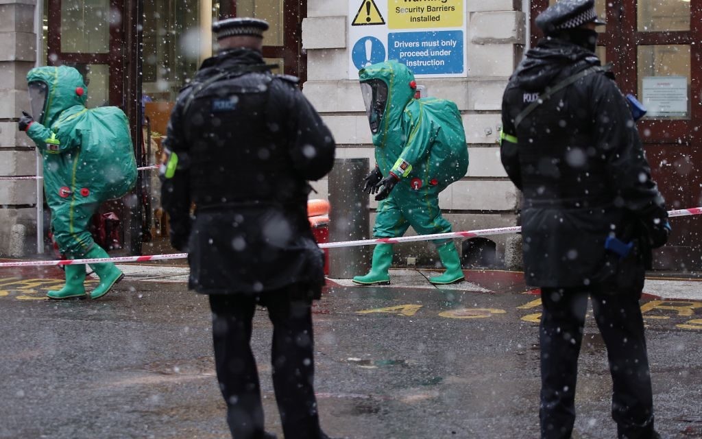 Members of the police, fire brigade and ambulance service during a joint exercise to test their response to a ÔHAZMATÕ type ncident involving a hazardous substance, at the Israeli Embassy in Kensington, London. 

Photo credit: Yui Mok/PA Wire