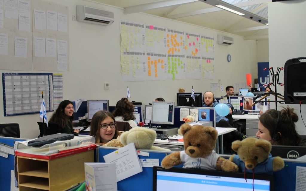 A volunteer at UJIA's telethon