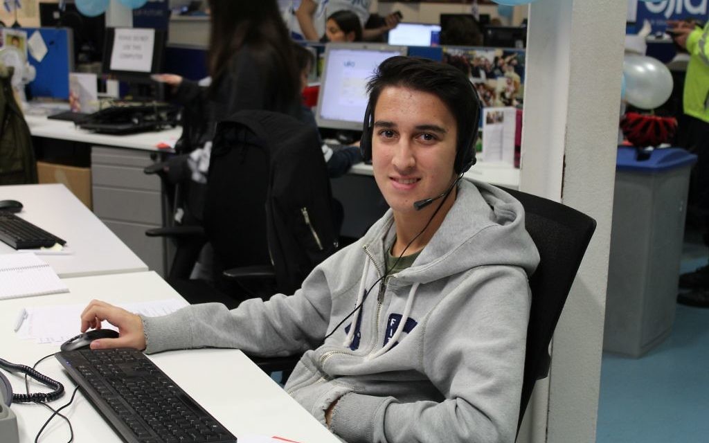 A volunteer at UJIA's telethon