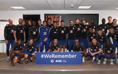 Chelsea's squad with the #WeRemember sign