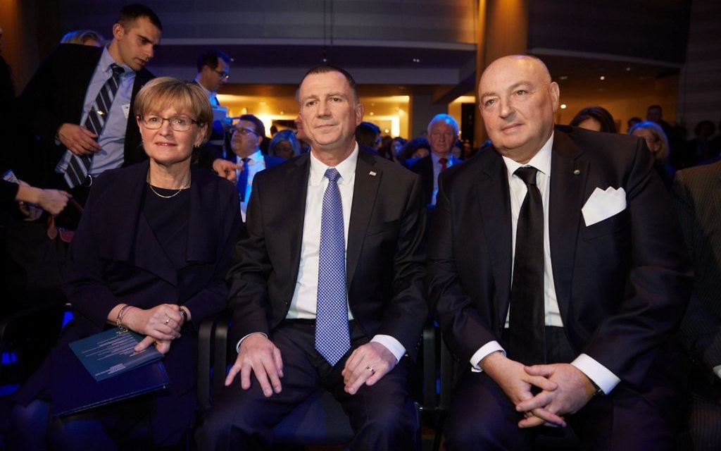 Knesset Speaker Yuli Edelstein (centre)