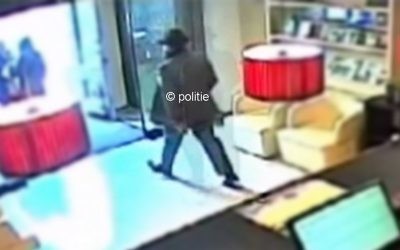 The suspect is show on CCTV. 

Screenshot from https://www.politie.nl/gezocht-en-vermist/gezochte-personen/2018/januari/03-utrecht-03-goudstaven.html