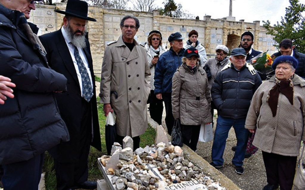 Survivors next to Schindler's grave. Credit Limmud FSU