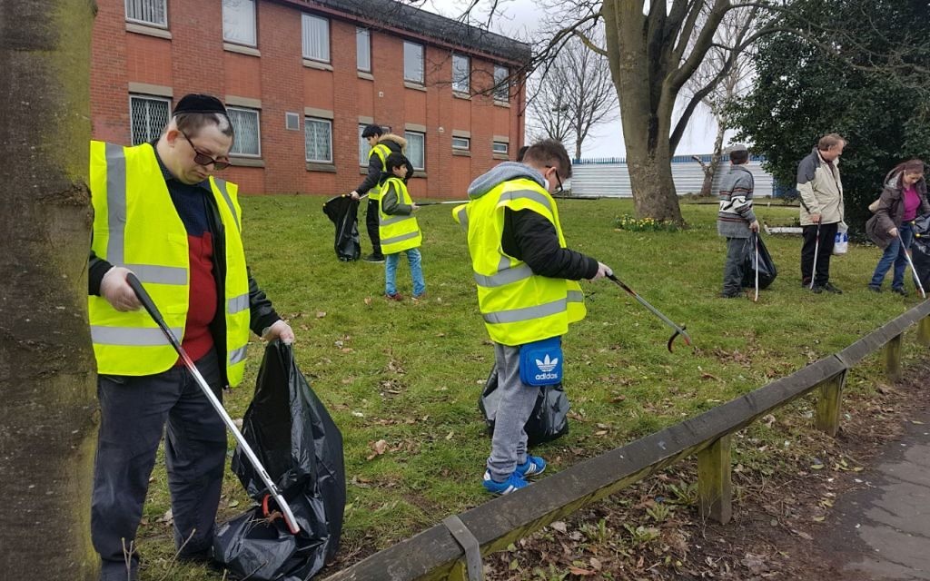 Manchester’s Friendship Circle teaming with North Manchester Jamia Mosque and the Cheetham Churches Group to clear up the local neighbourhood 2
