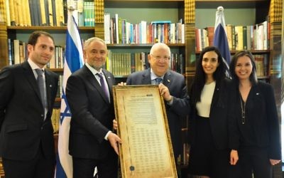 President Rivlin, with WJC CEO Robert Singer (centre right and left) alongside representatives of the WJC-Jewish Diplomatic Corps