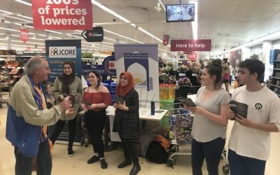 Young Jews and Muslims collect for refugees