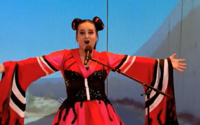 An actress parodies Netta Barzilai, the Israeli whose song won the popular Eurovision contest, on a program broadcast on public television in the Netherlands on May 20, 2018. (Screenshot from “The Sanne Wallis Show”/YouTube)