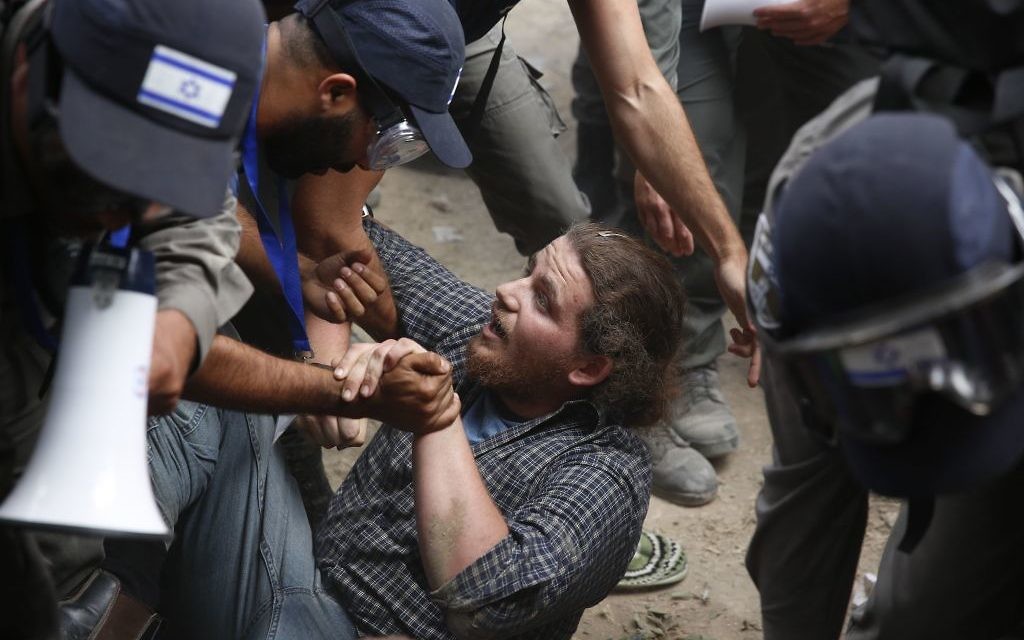 Israeli police evict Jewish settlers in the West Bank settlement of Netiv Avot  (AP Photo/Ariel Schalit)