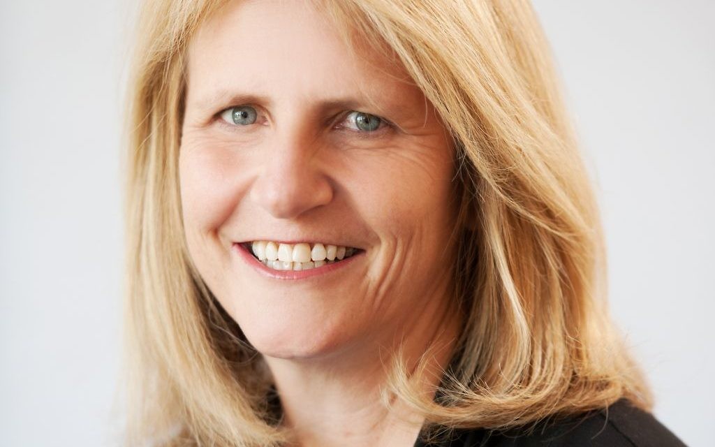 Dr Bev Jacobson