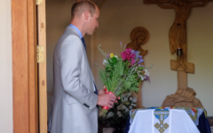 Pirnce William laying flowers at Pricess Alice's tomb 

Credit: KensingtonRoyal on Twitter