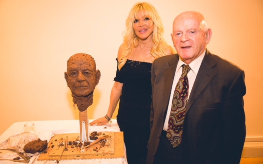 Frances Segelman with Sir Ben after having sculpted him

Credot: Yad Vashem UK