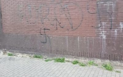 Swastika and anti-Semitic graffiti on the outer wall of the cemetery 

Credit: www.niw.nl