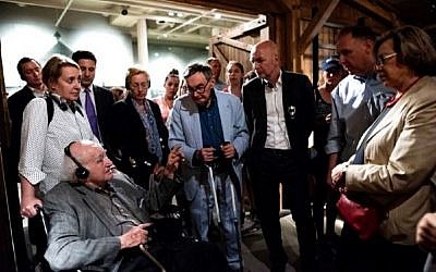 Holocaust survivor Roman speaks to German State Secretary Dr. Rolf Bösing and visitors to the U.S. Holocaust Memorial Museum. (Picture: Conference on Jewish Material Claims Against Germany)